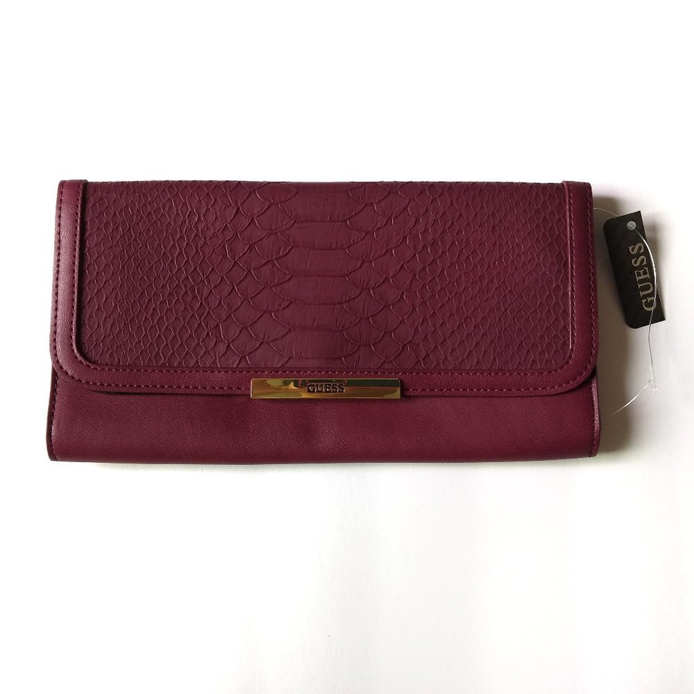 🌸2/$15 sale! GUESS Sandy Travel Clutch in Wine Snake